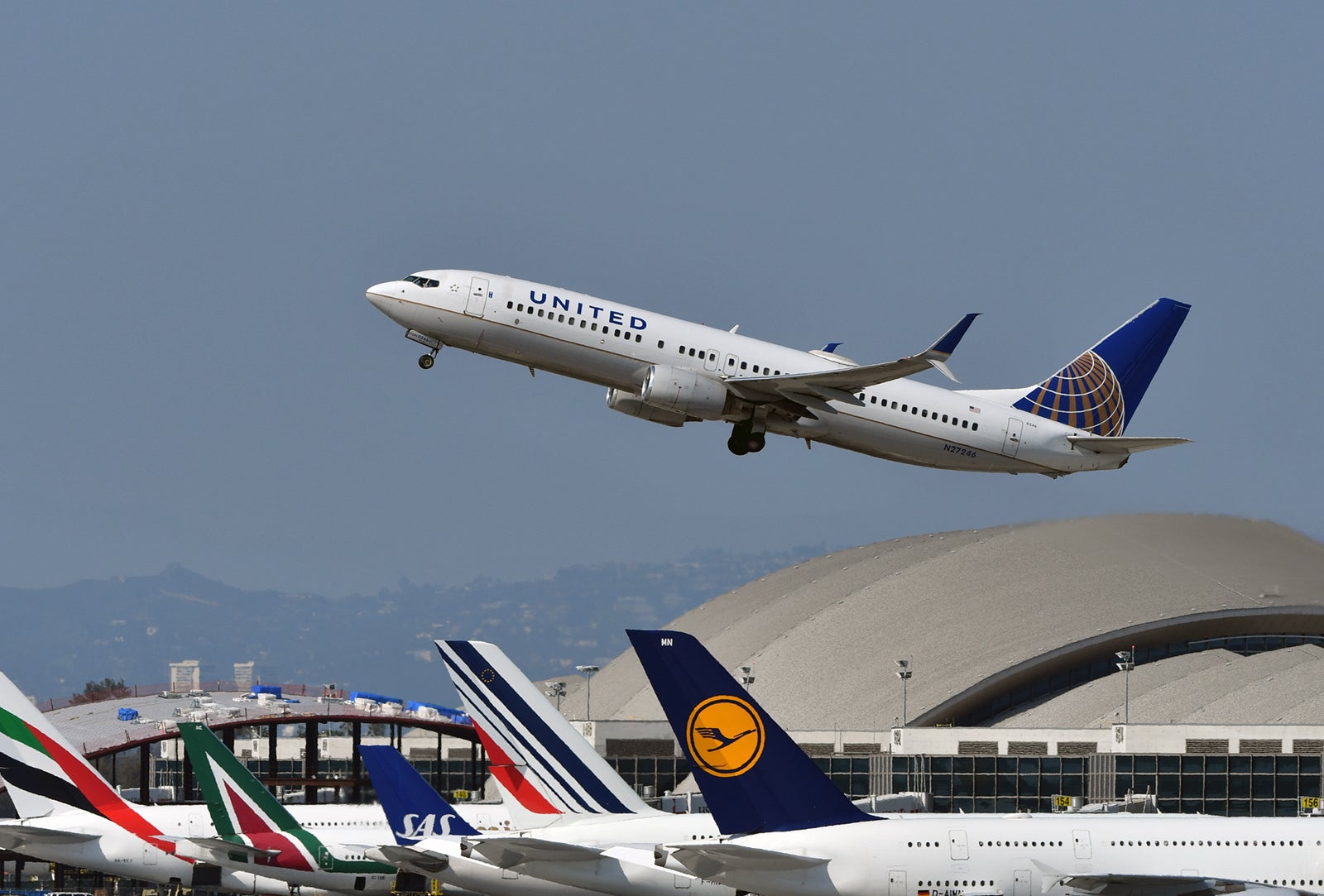LAX Airport United 737 and other airlines