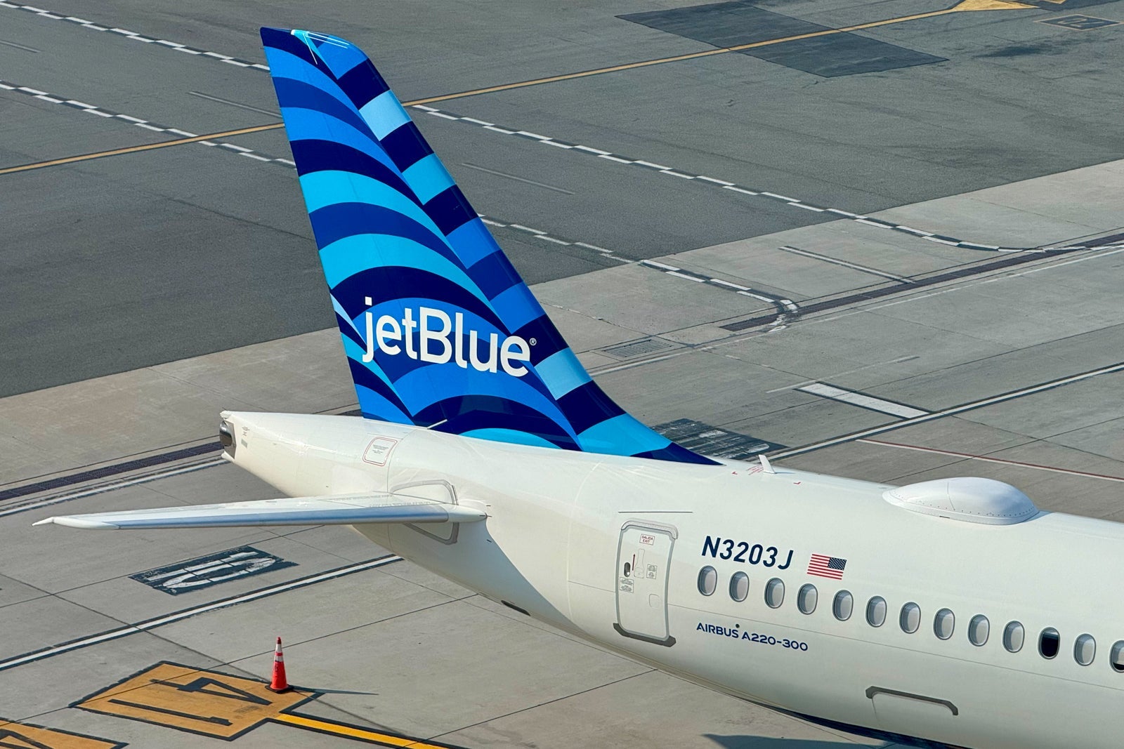 JetBlue Airbus A220 LGA