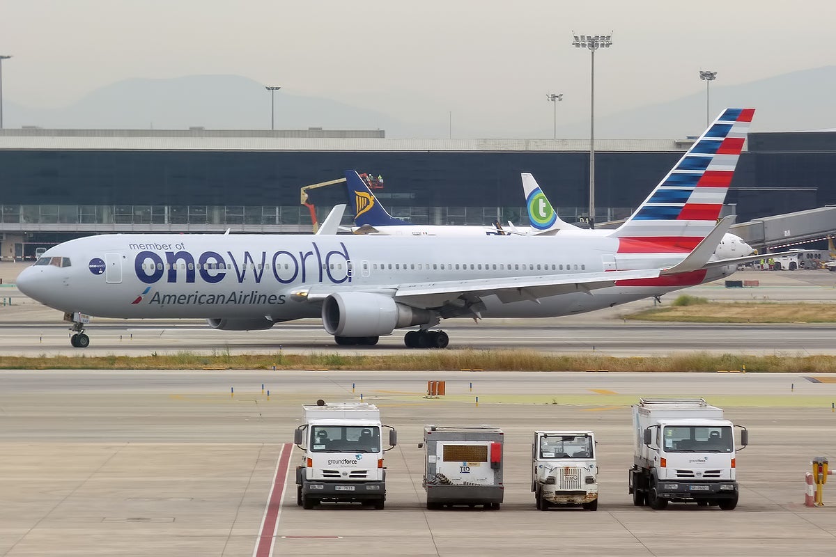 American_Airlines_(Oneworld_Livery),_N343AN,_Boeing_767-323_ER_(16456588015)