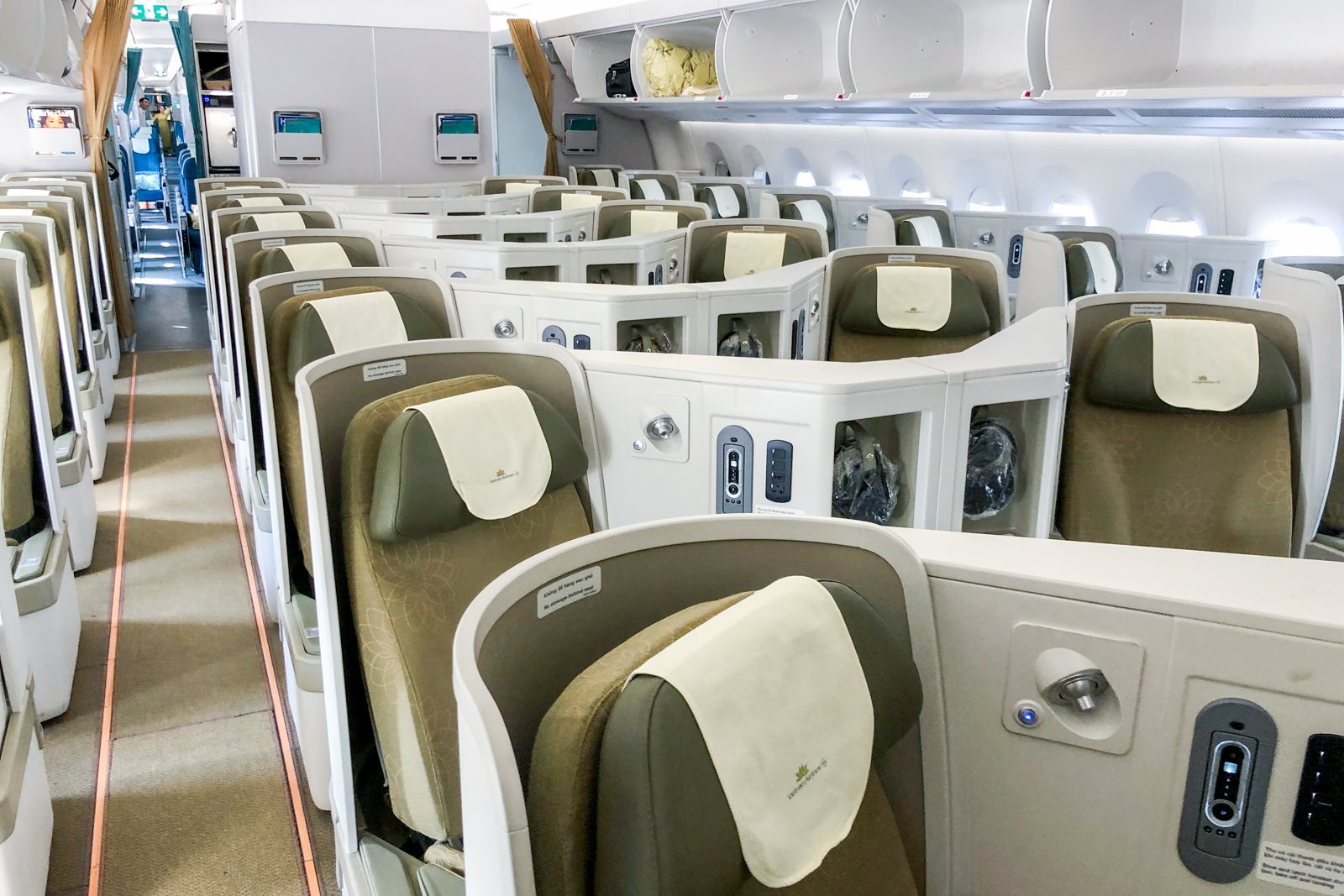 Vietnam Airlines A350 business HND-HAN