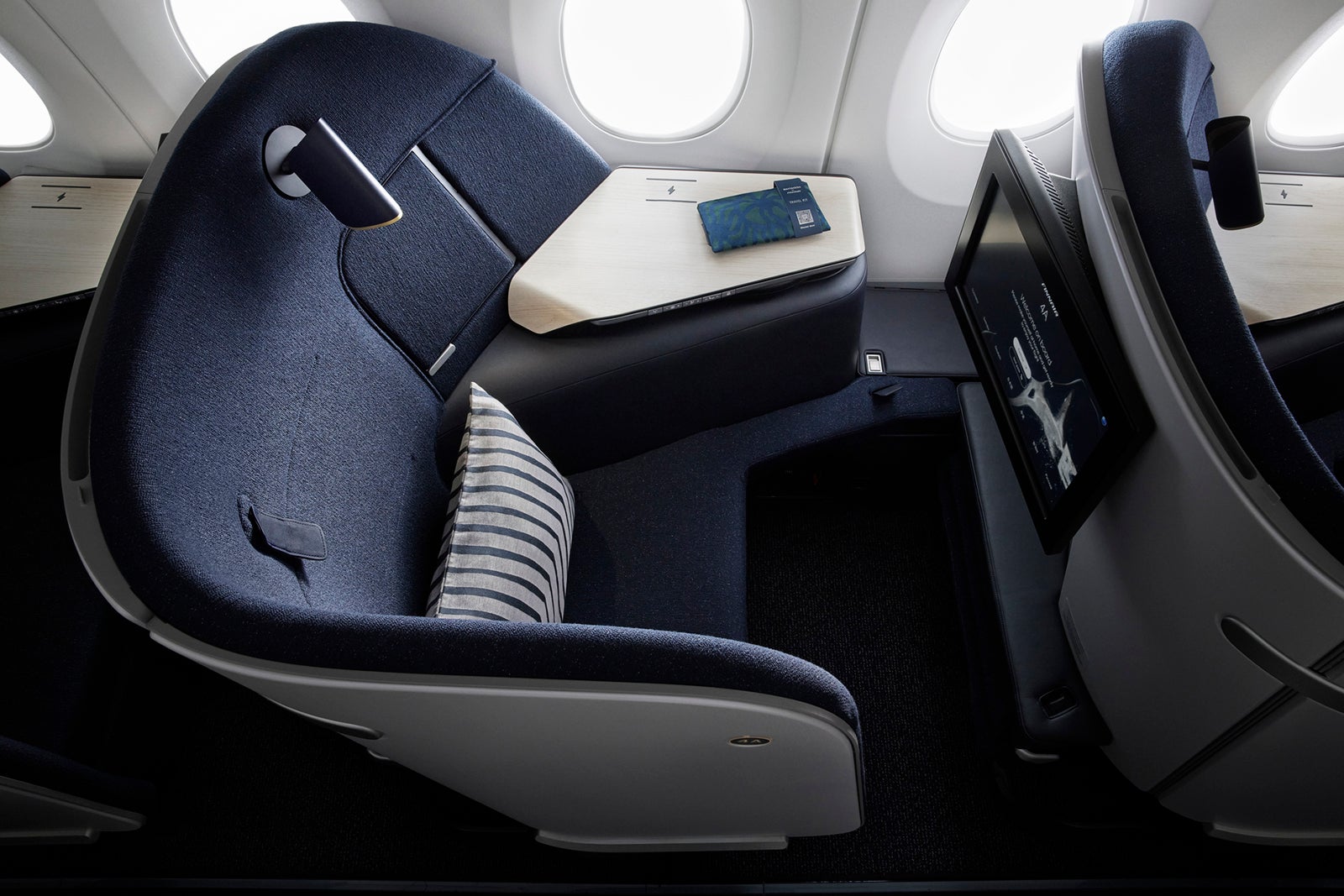 20240621_Finnair A350_Finnair_A350_Business_Class_Seat_Amenity_Kit (2)