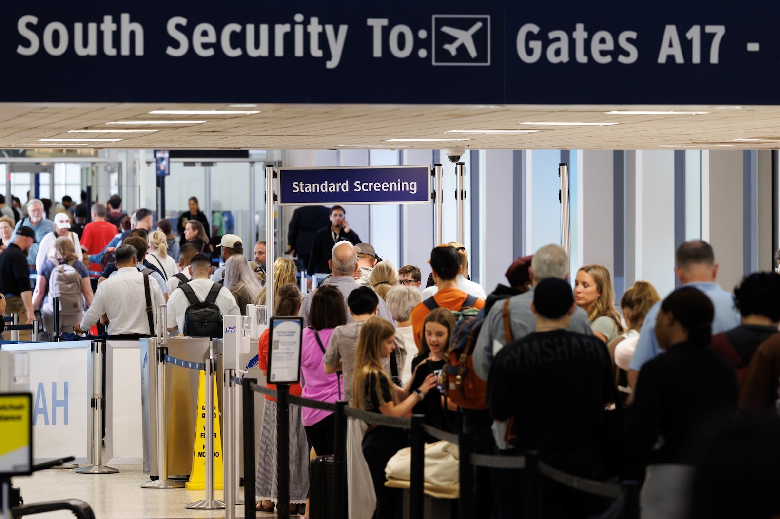 tsa checkpoint line